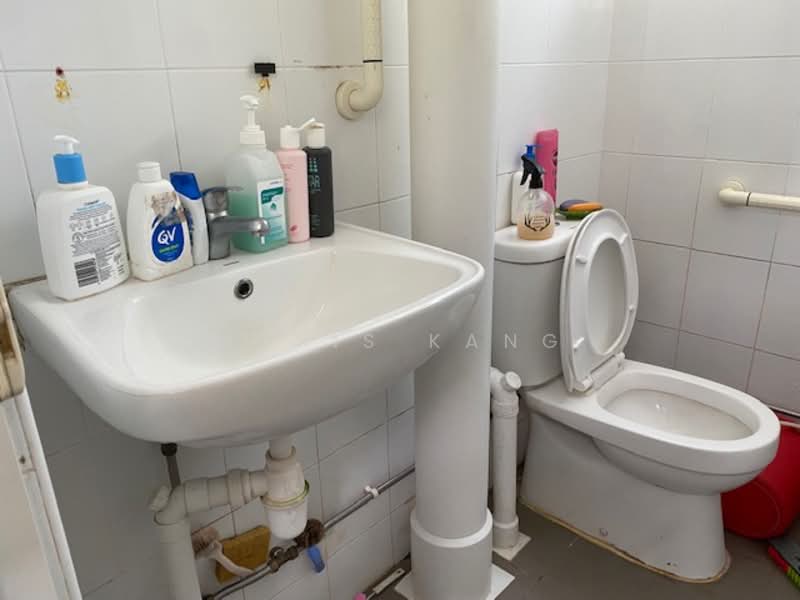 375 Clementi Avenue 4, 375 Clementi Avenue 4, Room Rental, 120 sqft, HDB Flat For Rent, by Doris Kang, 500105244 - Bathroom - PropertyGuru.com.sg