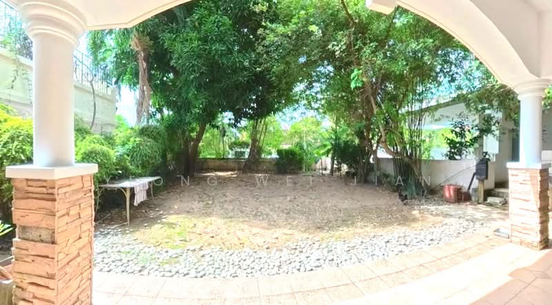 Spacious huge garden 