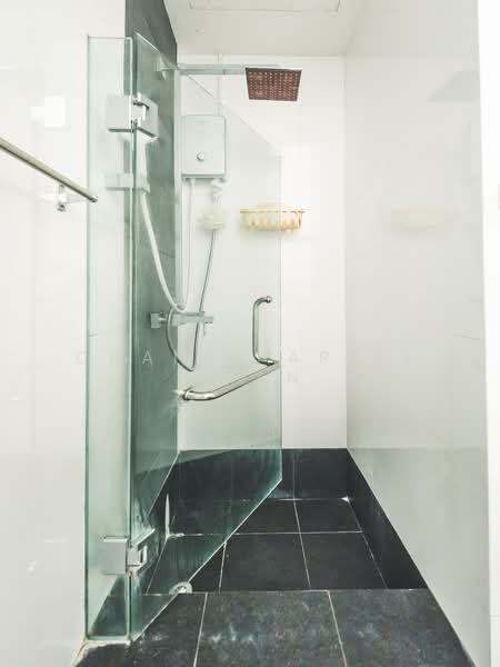 CHEAP Cash Positive from Day 1! 139 Tyrwhitt, , 2 Bedrooms, 732 sqft, Condominium For Sale, by Chanel Ariel Chan, 500105285 - Bathroom - PropertyGuru.com.sg