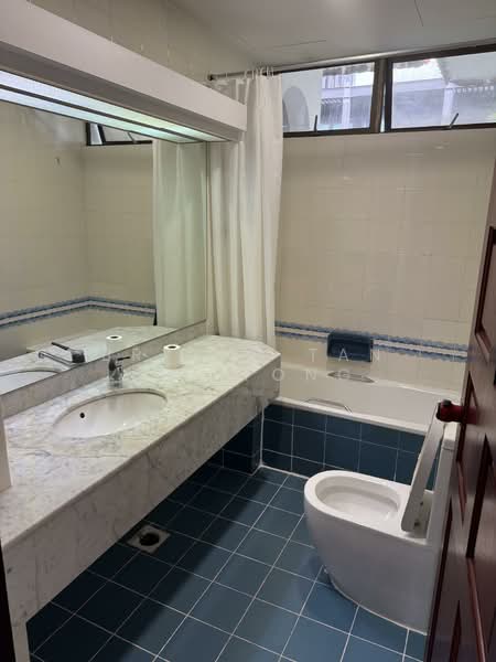 Jervois Grove, 100 Jervois Road, 3 Bedrooms, 1,410 sqft, Apartment For Rent, by Bryant Tan Zhi Yong, 500105305 - Common Bathroom - PropertyGuru.com.sg