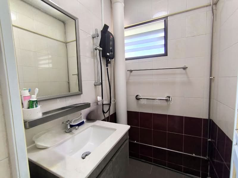 228 Lorong 8 Toa Payoh, 228 Lorong 8 Toa Payoh, Room Rental, 130 sqft, HDB Flat For Rent, by Kay HO  何杰彬, 500105311 - Bathroom - PropertyGuru.com.sg