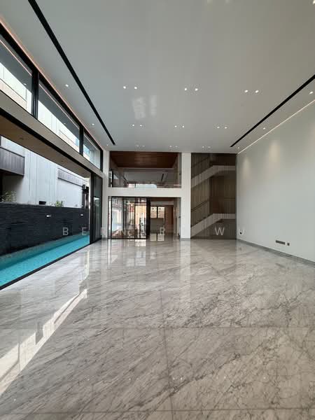 Ready to Move in now! Brand New Semi D Holland Grove Drive, Holland Grove Drive, 6 Bedrooms, 8,300 sqft, Semi-Detached House For Sale, by Bernard Wu, 500105323 - PropertyGuru.com.sg