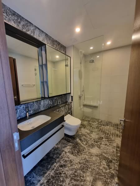 🔥Fire Sale/ Last unit – Brand New Dual-Key | D10 Freehold | $2.5M, , 2 Bedrooms, 1,098 sqft, Condominium For Sale, by Linda Sim, 500105335 - Bathroom (lower unit) - PropertyGuru.com.sg