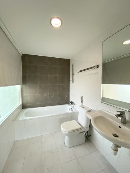 Blossoms @ Woodleigh, 10 Woodleigh Close, 3 Bedrooms, 1,206 sqft, Condominium For Sale, by PJ Lee, 500105364 - Bathroom - PropertyGuru.com.sg