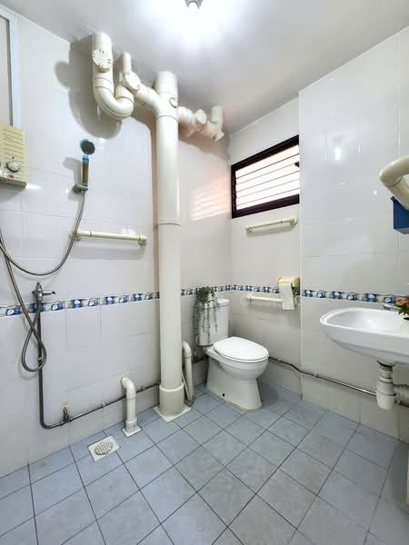 103 Ah Hood Road, 103 Ah Hood Road, 3 Bedrooms, 1,270 sqft, HDB Flat For Sale, by Eric Wong, 500105424 - Bathroom - PropertyGuru.com.sg