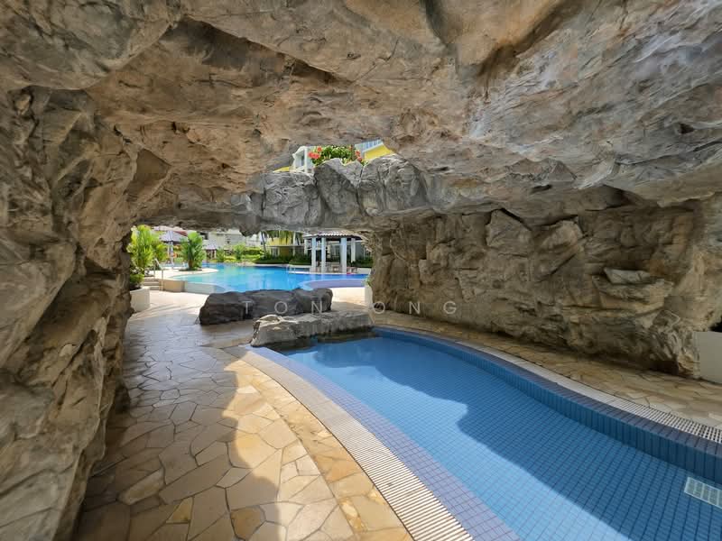 Sunglade, 1 Serangoon Avenue 2, 3 Bedrooms, 1,044 sqft, Condominium For Rent, by Ton Ong, 500105455 - Pool - PropertyGuru.com.sg