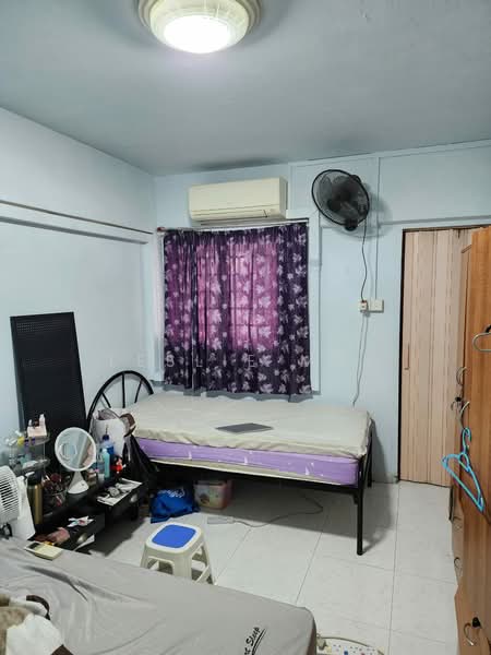 215 Ang Mo Kio Avenue 1, 215 Ang Mo Kio Avenue 1, 2 Bedrooms, 710 sqft, HDB Flat For Rent, by Leslie Mui, 500105485 - Master Bedroom - PropertyGuru.com.sg