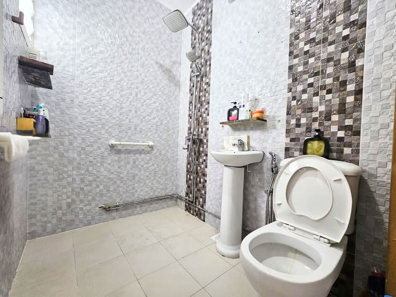 365 Yishun Ring Road, 365 Yishun Ring Road, 2 Bedrooms, 797 sqft, HDB Flat For Sale, by 龙姿绮 Rose Ling, 500105495 - Master Bathroom Attached to Master Bedrm - PropertyGuru.com.sg