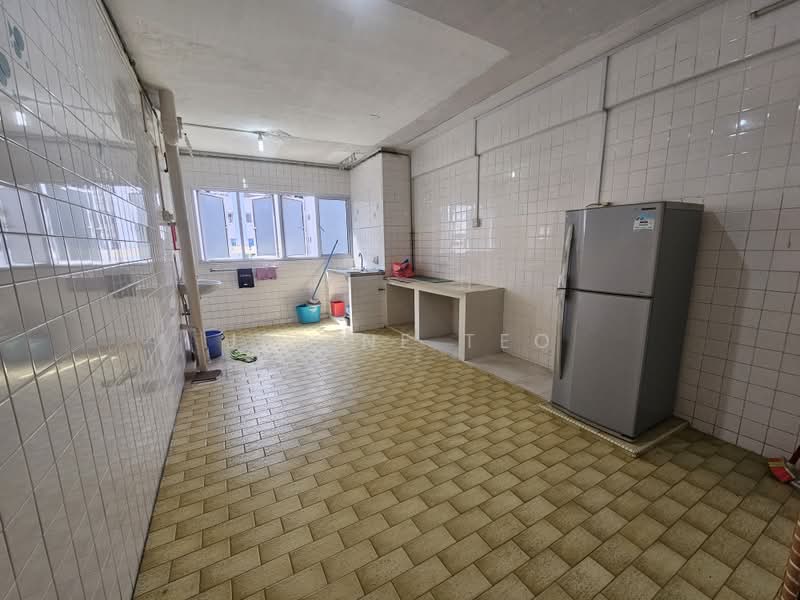 423 Bedok North Avenue 1, 423 Bedok North Avenue 1, 2 Bedrooms, 882 sqft, HDB Flat For Sale, by Jerine Teo, 500105496 - Kitchen - PropertyGuru.com.sg