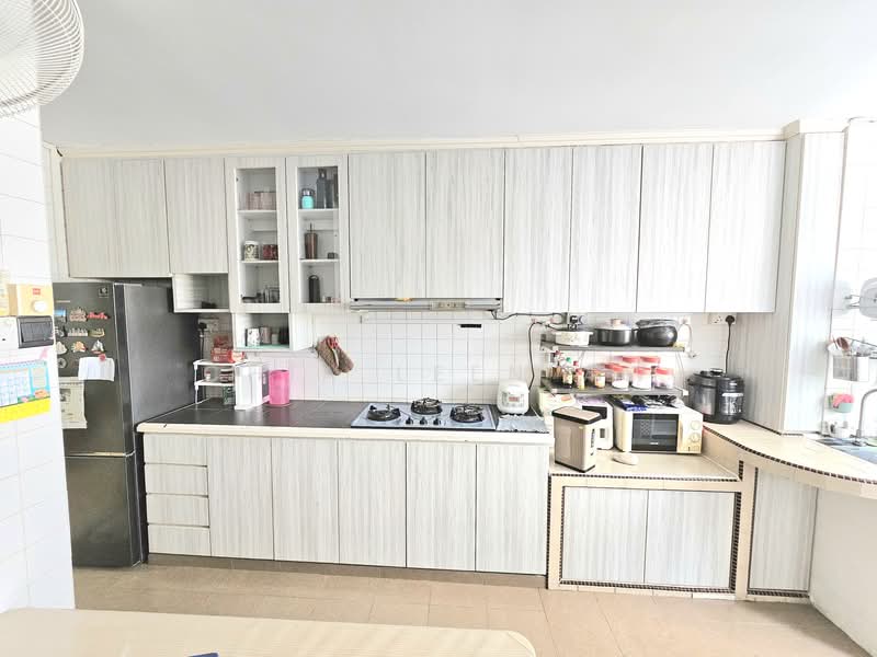 694 Hougang Street 61, 694 Hougang Street 61, 2 Bedrooms, 689 sqft, HDB Flat For Sale, by Chia Leen Aw, 500105501 - Kitchen - PropertyGuru.com.sg