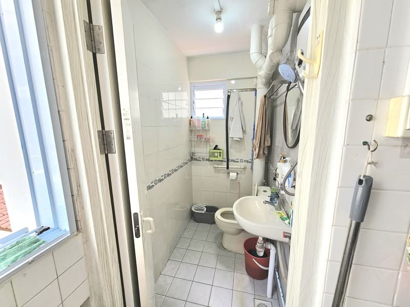 694 Hougang Street 61, 694 Hougang Street 61, 2 Bedrooms, 689 sqft, HDB Flat For Sale, by Chia Leen Aw, 500105501 - Bathroom - PropertyGuru.com.sg