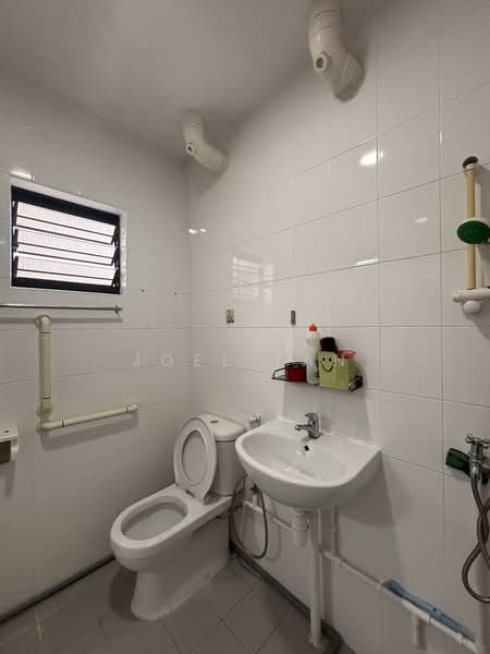 318 Woodlands Street 31, 318 Woodlands Street 31, 2 Bedrooms, 893 sqft, HDB Flat For Rent, by Joel Tan, 500105537 - Bathroom - PropertyGuru.com.sg