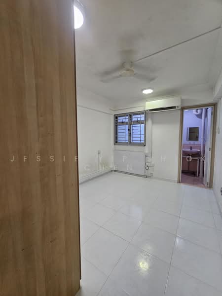 644 Ang Mo Kio Avenue 4, 644 Ang Mo Kio Avenue 4, 2 Bedrooms, 807 sqft, HDB Flat For Sale, by Jessie Yip Shiok Chen, 500105546 - Master bedroom - PropertyGuru.com.sg