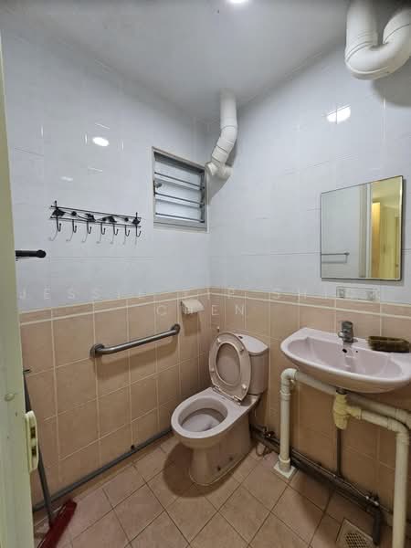 644 Ang Mo Kio Avenue 4, 644 Ang Mo Kio Avenue 4, 2 Bedrooms, 807 sqft, HDB Flat For Sale, by Jessie Yip Shiok Chen, 500105546 - Bathroom - PropertyGuru.com.sg