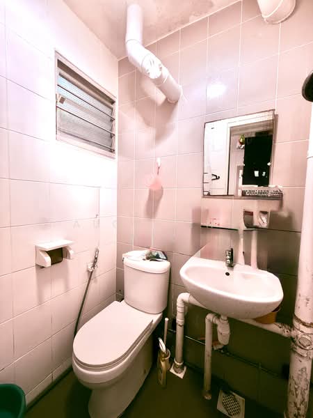 559 Ang Mo Kio Avenue 10, 559 Ang Mo Kio Avenue 10, 2 Bedrooms, 732 sqft, HDB Flat For Sale, by Augustine Wee, 500105557 - Bathroom - PropertyGuru.com.sg