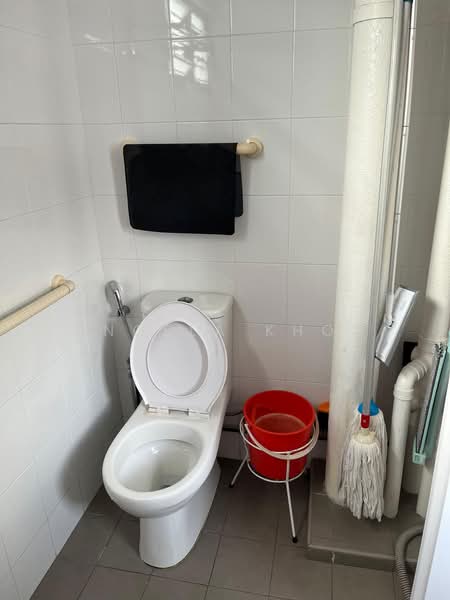 456 Jurong West Street 41, 456 Jurong West Street 41, 3 Bedrooms, 1,098 sqft, HDB Flat For Rent, by Angela Khoo, 500105563 - Bathroom - PropertyGuru.com.sg