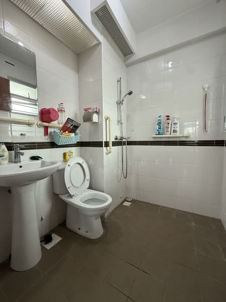 450B Sengkang West Way, 450B Sengkang West Way, 2 Bedrooms, 721 sqft, HDB Flat For Rent, by Bryan Luke Ng, 500105574 - Bathroom - PropertyGuru.com.sg