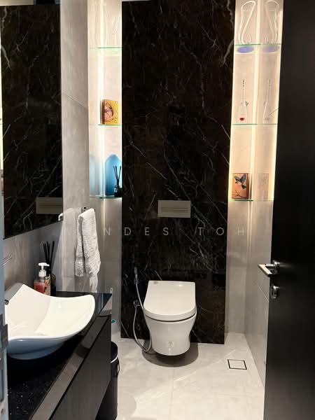 Frankel Estate, Bowmount Gardens, 5 Bedrooms, 3,950 sqft, Terraced House For Sale, by Wendes Toh, 500105585 - Bathroom - PropertyGuru.com.sg