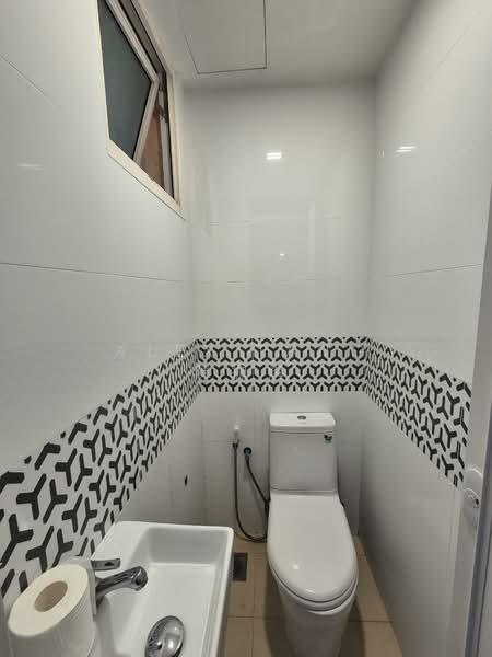 Seletar Springs Condominium, 110 Gerald Drive, 3 Bedrooms, 1,335 sqft, Condominium For Sale, by Alex Tang 陳拁燐, 500105587 - Bathroom - PropertyGuru.com.sg