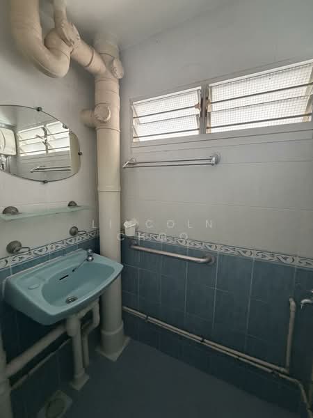 2 Holland Avenue, 2 Holland Avenue, 2 Bedrooms, 721 sqft, HDB Flat For Rent, by Lincoln Choo, 500105626 - Bathroom - PropertyGuru.com.sg