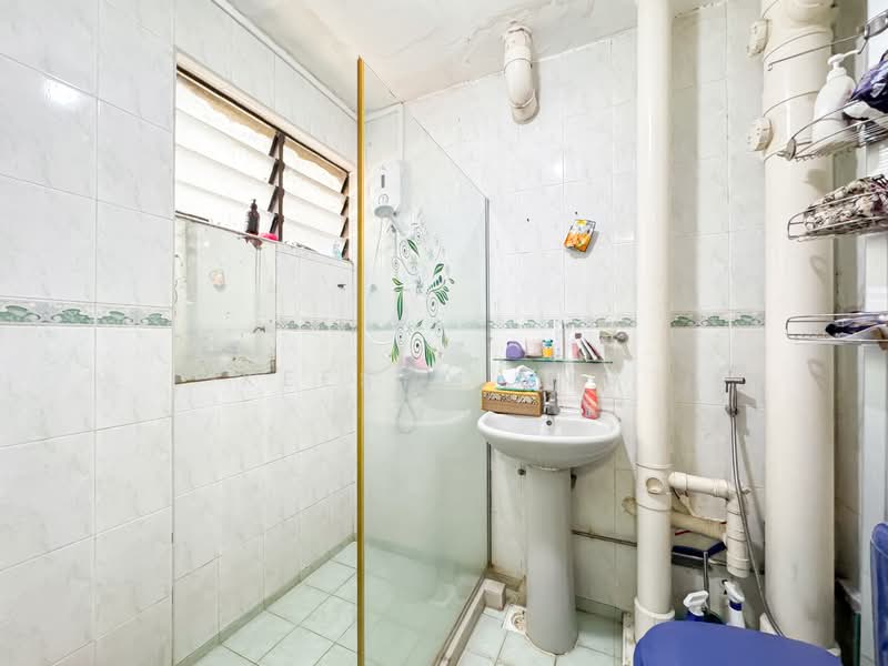 72 Bedok South Avenue 3, 72 Bedok South Avenue 3, 4 Bedrooms, 1,345 sqft, HDB Flat For Sale, by Keesya Ang, 500105638 - Bathroom - PropertyGuru.com.sg