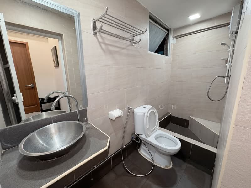 Textile Centre, 200 Jalan Sultan, 5 Bedrooms, 883 sqft, Apartment For Sale, by Rachel Goh, 500105644 - Common Bathroom 1 - PropertyGuru.com.sg