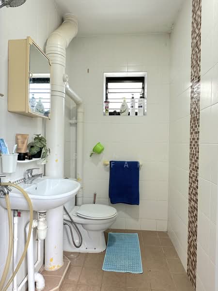 157 Woodlands Street 13, 157 Woodlands Street 13, 2 Bedrooms, 785 sqft, HDB Flat For Sale, by Hassan Bin Jaafar, 500105787 - Bathroom - PropertyGuru.com.sg