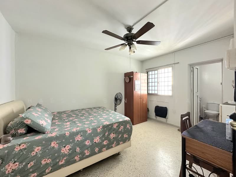 157 Woodlands Street 13, 157 Woodlands Street 13, 2 Bedrooms, 785 sqft, HDB Flat For Sale, by Hassan Bin Jaafar, 500105787 - Bedroom - PropertyGuru.com.sg