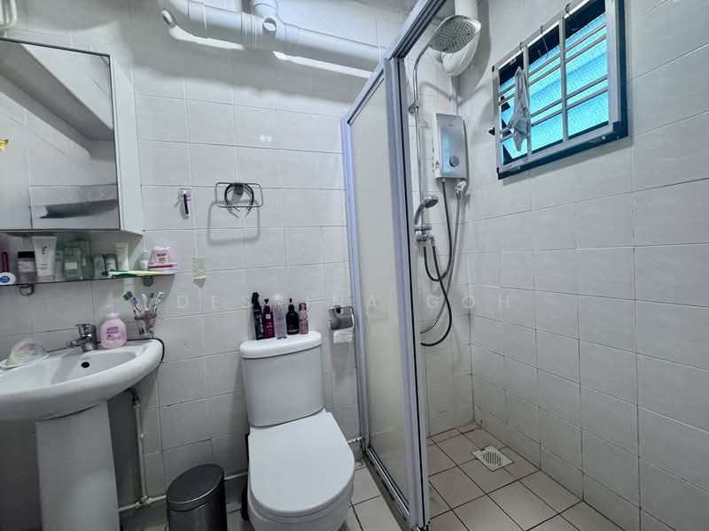 943 Hougang Street 92, 943 Hougang Street 92, 3 Bedrooms, 1,087 sqft, HDB Flat For Sale, by Desrina Goh, 500105915 - Bathroom - PropertyGuru.com.sg