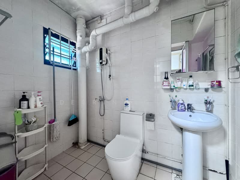 943 Hougang Street 92, 943 Hougang Street 92, 3 Bedrooms, 1,087 sqft, HDB Flat For Sale, by Desrina Goh, 500105915 - Bathroom - PropertyGuru.com.sg