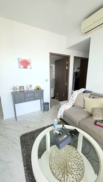 Queens Peak, 1 Dundee Road, 3 Bedrooms, 936 sqft, Condominium For Sale, by Christine Teo, 500105953 - Living Room - PropertyGuru.com.sg