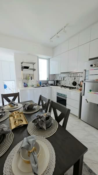 Queens Peak, 1 Dundee Road, 3 Bedrooms, 936 sqft, Condominium For Sale, by Christine Teo, 500105953 - Kitchen - PropertyGuru.com.sg