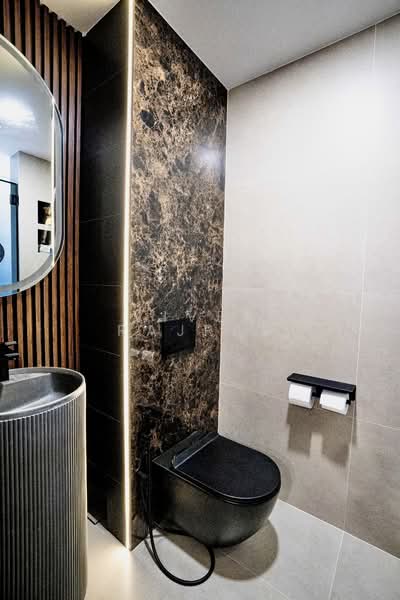 Trevista, 21 Lorong 3 Toa Payoh, 2 Bedrooms, 947 sqft, Condominium For Sale, by Vivek Rajpal, 500105960 - Bathroom - PropertyGuru.com.sg