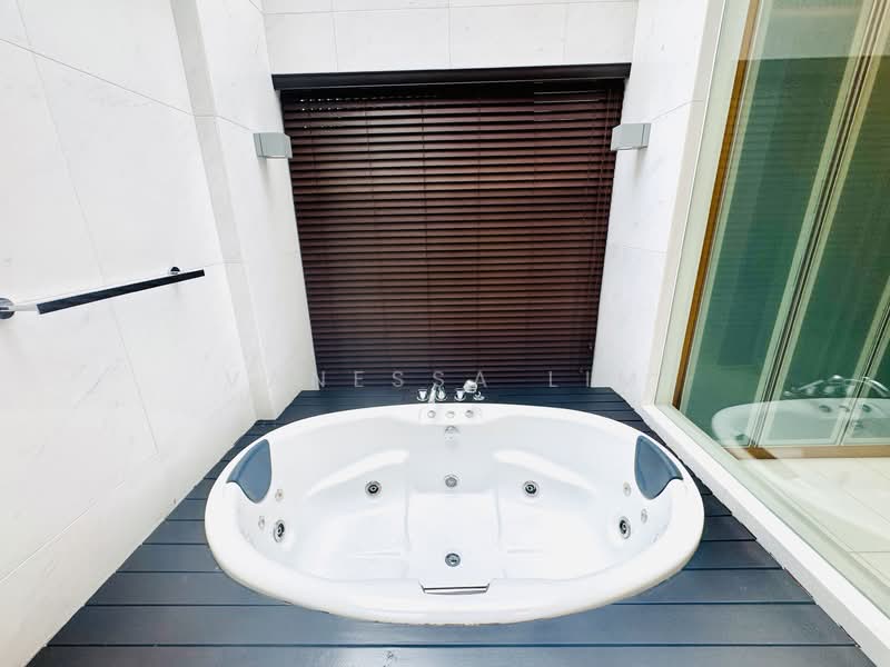 Bungalow Off Bukit Timah Road, , 5 Bedrooms, 7,400 sqft, Bungalow House For Rent, by Vanessa Lim, 500105977 - Bathroom - PropertyGuru.com.sg