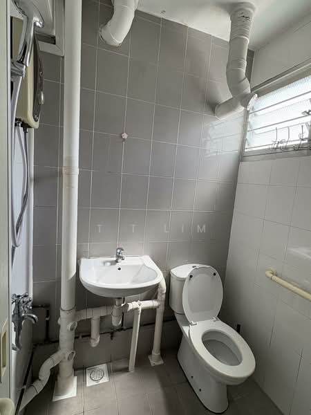 135 Bedok North Street 2, 135 Bedok North Street 2, 3 Bedrooms, 990 sqft, HDB Flat For Sale, by T T Lim, 500105984 - Bathroom - PropertyGuru.com.sg