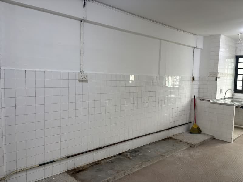 135 Bedok North Street 2, 135 Bedok North Street 2, 3 Bedrooms, 990 sqft, HDB Flat For Sale, by T T Lim, 500105984 - Kitchen - PropertyGuru.com.sg