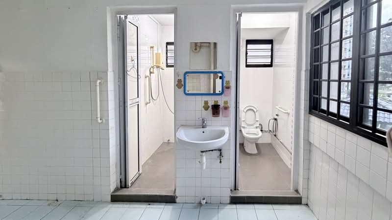 174 Ang Mo Kio Avenue 4, 174 Ang Mo Kio Avenue 4, 2 Bedrooms, 646 sqft, HDB Flat For Sale, by Elise Fong, 500106033 - Bathroom - PropertyGuru.com.sg