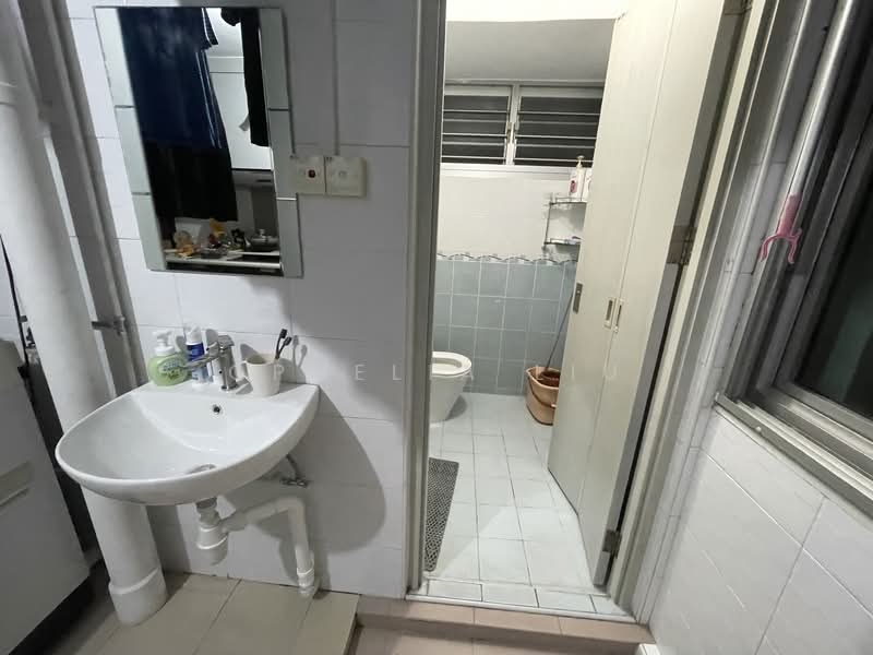315 Clementi Avenue 4, 315 Clementi Avenue 4, Room Rental, 180 sqft, HDB Flat For Rent, by Ophelia Liu, 500106077 - Bathroom - PropertyGuru.com.sg
