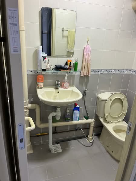 604 Ang Mo Kio Avenue 5, 604 Ang Mo Kio Avenue 5, Room Rental, 100 sqft, HDB Flat For Rent, by Raymond Tan, 500106182 - Bathroom - PropertyGuru.com.sg