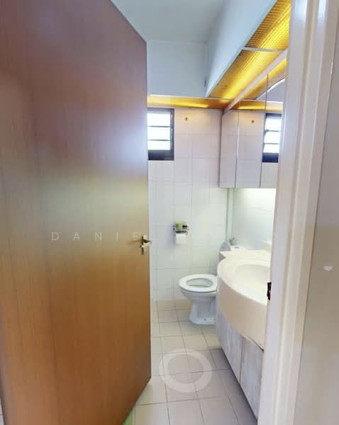 549B Segar Road, 549B Segar Road, 3 Bedrooms, 1,216 sqft, HDB Flat For Sale, by Daniel Kiong, 500106184 - Bathroom - PropertyGuru.com.sg