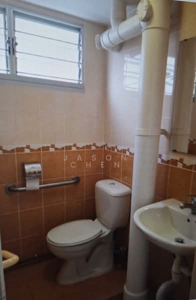 649 Ang Mo Kio Avenue 5, 649 Ang Mo Kio Avenue 5, 2 Bedrooms, 732 sqft, HDB Flat For Rent, by Jason Chen, 500106200 - Bathroom - PropertyGuru.com.sg