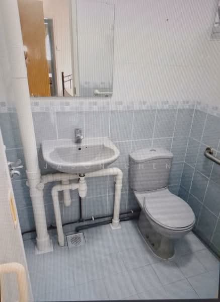 649 Ang Mo Kio Avenue 5, 649 Ang Mo Kio Avenue 5, 2 Bedrooms, 732 sqft, HDB Flat For Rent, by Jason Chen, 500106200 - Bathroom - PropertyGuru.com.sg