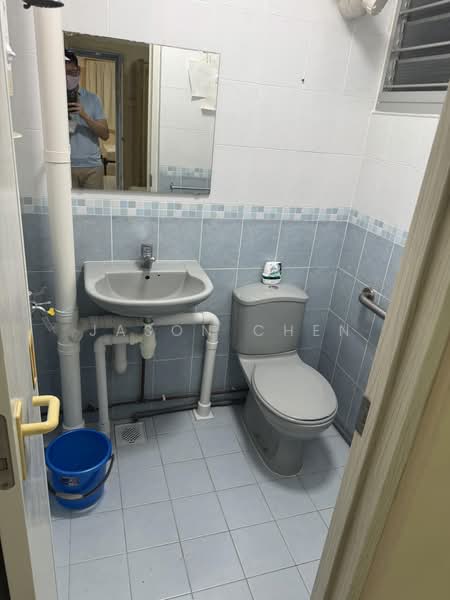 649 Ang Mo Kio Avenue 5, 649 Ang Mo Kio Avenue 5, 2 Bedrooms, 732 sqft, HDB Flat For Rent, by Jason Chen, 500106200 - Bathroom - PropertyGuru.com.sg