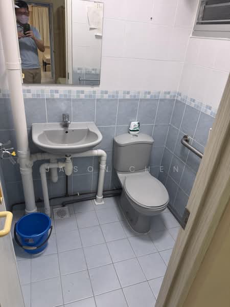 649 Ang Mo Kio Avenue 5, 649 Ang Mo Kio Avenue 5, 2 Bedrooms, 732 sqft, HDB Flat For Rent, by Jason Chen, 500106200 - Bathroom - PropertyGuru.com.sg