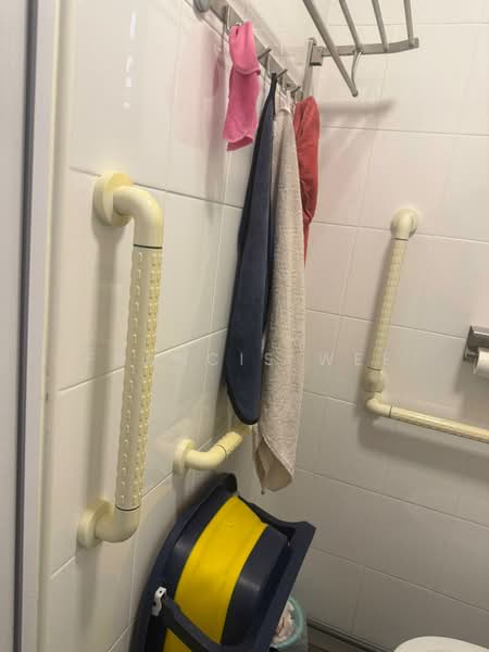 116 Hougang Avenue 1, 116 Hougang Avenue 1, 2 Bedrooms, 720 sqft, HDB Flat For Sale, by Francis Wee, 500106224 - Bathroom - PropertyGuru.com.sg