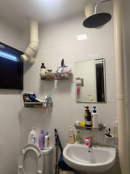 116 Hougang Avenue 1, 116 Hougang Avenue 1, 2 Bedrooms, 720 sqft, HDB Flat For Sale, by Francis Wee, 500106224 - Bathroom - PropertyGuru.com.sg