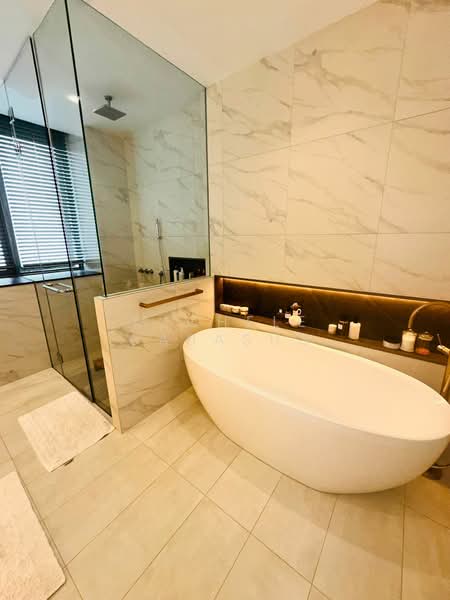 Hilltops, 99 Cairnhill Circle, 5 Bedrooms, 2,874 sqft, Condominium For Sale, by Michele Cabasug, 500106253 - Bathroom - PropertyGuru.com.sg