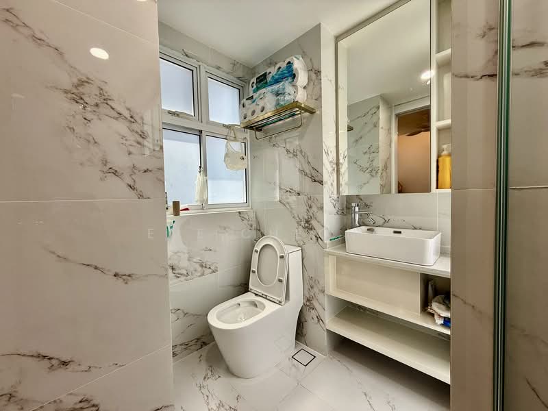 Tastefully renovated Terrace for sale at Pavilion! Don’t miss! Must view!, , 6 Bedrooms, 1,615 sqft, Terraced House For Sale, by Eve Cheong, 500106341 - Bathroom - PropertyGuru.com.sg
