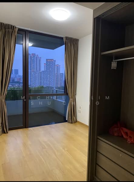 The Crest, 103 Prince Charles Crescent, 2 Bedrooms, 926 sqft, Condominium For Rent, by Michelle Lim Shu Ching, 500106358 - Balcony - PropertyGuru.com.sg