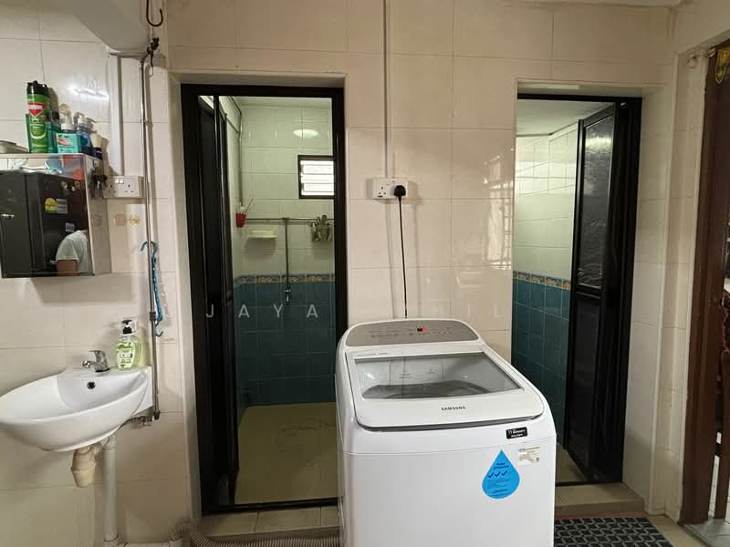 215 Boon Lay Place, 215 Boon Lay Place, 3 Bedrooms, 709 sqft, HDB Flat For Sale, by Jaya Ezhil, 500106436 - Bathroom & Toilet - PropertyGuru.com.sg